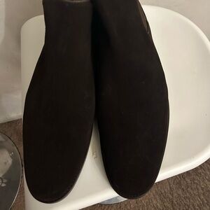 Men’s Peter Millar suede chukka boots.